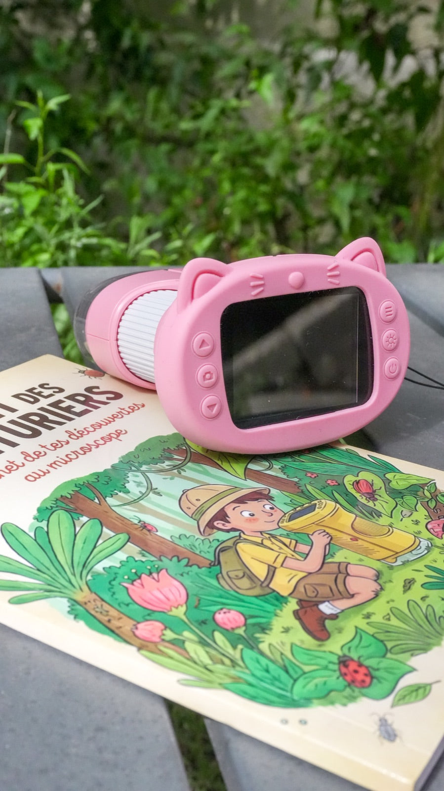 Microscope enfant Kideo rose posé sur le Carnet des aventuriers Image